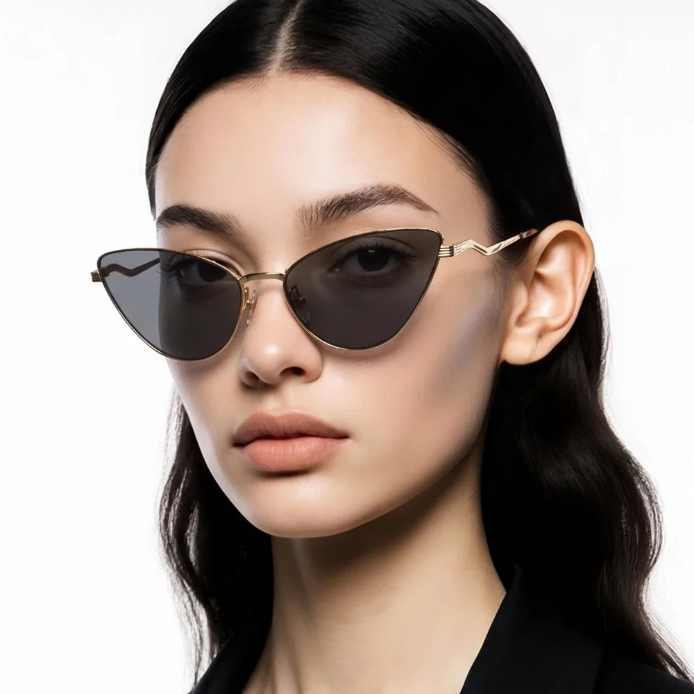 New Authentic Gucci Gg1006s Women's Cat Eye Sunglasses in Gold with Gray Lenses
